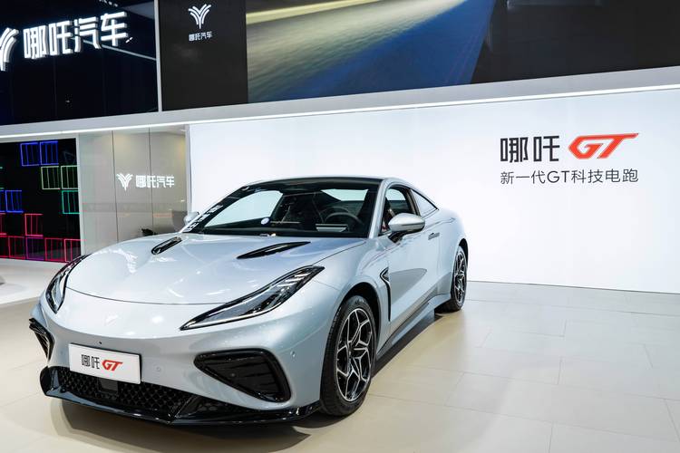 重庆93哪吒汽车在智能汽车领域的表现，领途汽车在新能源汽车市场中的影响力